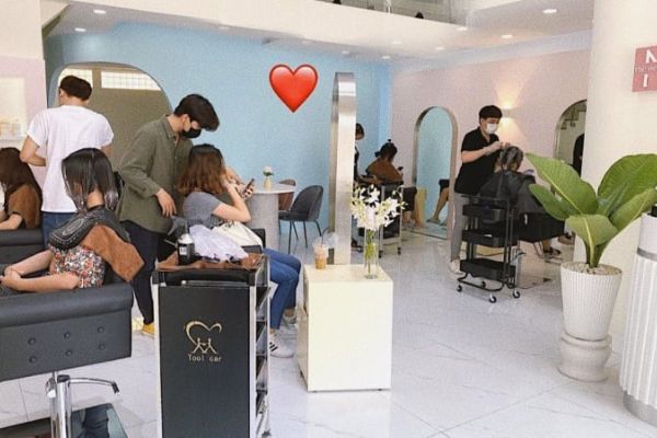 The New’s Hair Salon nổi bật với không gian salon thu hút với hai tông màu ngọt ngào là trắng và hồng